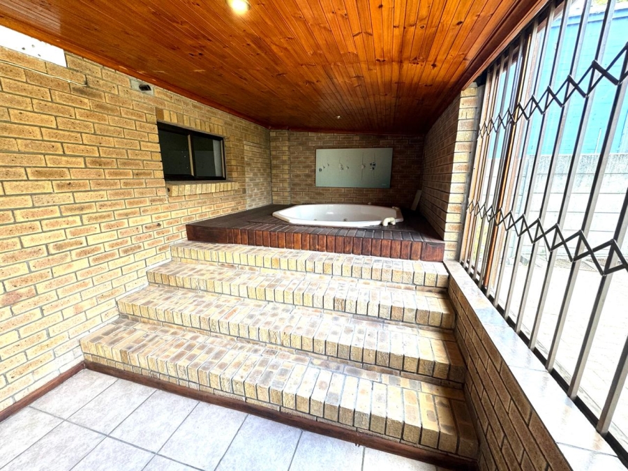 To Let 4 Bedroom Property for Rent in Rouxville Western Cape